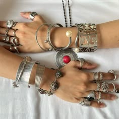 Silver Jewelry Streetwear, Silver Maximalist Jewelry, Accesories Outfit Jewelry, Chunky Silver Jewelry, Silver And Gold Jewelry Mixing, Silver Jewelry Stack, Maximalist Jewelry, Chunky Silver Jewellery, Silver Aesthetic