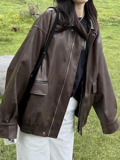 Aesthetic Jackets Vintage, Styling Brown Leather Jacket, Brown Leather Jacket Aesthetic, Oversized Brown Leather Jacket, Styling A Leather Jacket, Brown Vintage Jacket, Vintage Jackets Retro, Retro Leather Jacket, Leather Jacket Looks