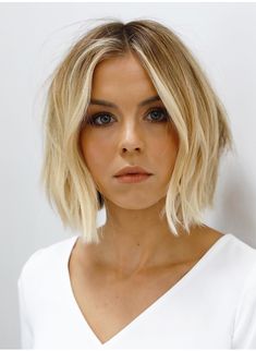 Cut/style 👍🏽 Angled Bob Hairstyles, Bob Hairstyles For Fine Hair, Bob Haircuts For Women, Short Bob Haircuts, Blonde Bobs, Straight Human Hair