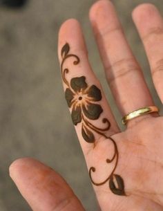 FOLLOW ME FOR MORE HENNA ART 🦋💜 Finger Henna Tattoo, Tattoo Ideas Henna, Henna Tattoo Ideas, Small Henna, Henna Designs Wrist, Tato Henna