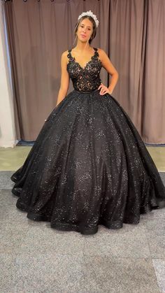 Lindo vestido de debutante preto 2 em 1 🖤 Black Weeding Dress, Black Wedding Gowns, Sweet 15 Dresses, Black Ball Gown, Pretty Quinceanera Dresses, Quince Dress, Indian Bridal Fashion, Kawaii Dress, Pretty Prom Dresses