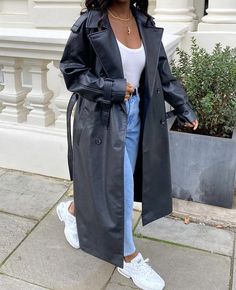 Leather Trench Coat Outfit Fall, Oversized Leather Coat Outfit, Leather Long Coat Outfit, Faux Leather Coat Outfit, Attending Fashion Show Outfit, Event Photographer Outfit, Faux Leather Trench Coat Outfit, Trench Coat Outfit Spring 2023, Leather Trench Outfit