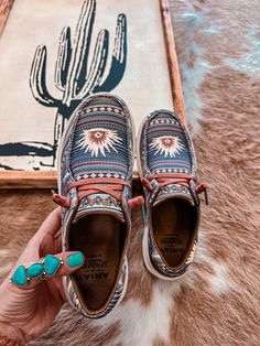 Random Fashion, Beer Birthday, Pumped Up Kicks, Western Style Outfits, Shoes Blue, Country Outfits, Clothing Ideas, Style Outfits, Winter Wear