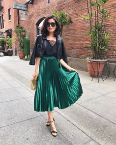 This gorgeous high quality metallic pleated skirt is a piece you must add to your wardrobe this season. It will instantly lift up your outfit in a second and give you the ultimate effortlessly-chic look. Metallic pleated skirts are the absolut... Dark Green Skirt Outfit, Green Skirt Outfit Ideas, Metallic Skirt Outfit, Pleated Skirt Outfit Ideas, Green Skirt Outfit, Green Skirt Outfits, Dark Green Skirt, Green Pleated Skirt, Rok Outfit