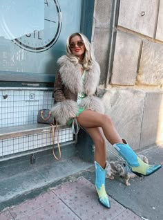 Fur Coat And Cowboy Boots, Boujee Cowgirl Aesthetic, Nashville Style Outfits, Country Concert Outfit Ideas, Concert Outfit Ideas, Nashville Style, Looks Country, Bohemian Chic Fashion, Nashville Outfits