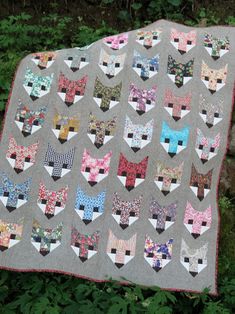 a quilt made to look like cats with bows on them