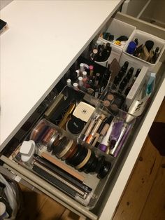 Makeup Vanity Decor, Makeup Drawing, Makeup Desk, Makeup Is Life, Vanity Room