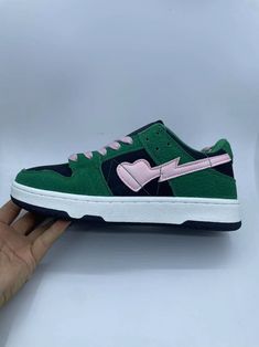 Erleben Sie den Rausch des Retro-Stils mit VVS RETRO CASUAL SNEAKER! Mit einem eleganten, lasergeschnittenen Design für einen waghalsigen Streetwear-Look werden Sie sich mit diesen einzigartigen Sneakern in jeder Situation mutig und gewagt fühlen. Setzen Sie mit VVS ein Statement!

 SPEZIFIKATIONEN 









 Niedriger Absatz (1-3 cm)










 Fit 
Fällt normal groß aus. Nehmen Sie Ihre normale Größe.















 Verschlusstyp
 Schnüren 







 Obermaterial
 Mikrofaser 



























 Aufgrund der hohen Nachfrage nach unseren Produkten und der komplexen Prozesse zur Sicherstellung ihrer Qualität bitten wir Sie um Geduld, während wir uns bemühen, Ihre Bestellung innerhalb des geschätzten Zeitrahmens zu erfüllen. Bitte beachten Sie, dass die Lieferung Ihrer Bestellung Trendy Lace-up Custom Sneakers For Streetwear, Trendy Green High-top Platform Sneakers, Modern Custom Sneakers With Gum Sole For Streetwear, Low-top Perforated Sneakers For Streetwear, Trendy Low-top Platform Sneakers For Streetwear, Trendy Green Sneakers, Urban Sneakers With Perforations For Streetwear, Retro Mid-top Custom Sneakers For Streetwear, Urban Perforated Sneakers For Streetwear