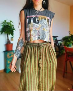 Boho Chic Edgy Outfits, Boho Style Wedding Guest Outfit Ideas, Quirky Boho Fashion, Funky Womens Fashion, Flowy Boho Outfits, Mid Size Boho Fashion, Hippie Work Outfit, Edgy Hippie Style, Boho Yoga Outfit