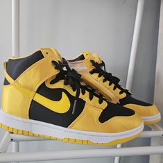 Stockx Verified. Never Worn The Nike Women’s Dunk High 'Golden Rod Satin' Features Signature Color-Blocking In A Familiar Two-Tone Color Palette That Displays A Nod To The University Of Iowa Og Colorway. Highlights Of The Sneaker Include A Satin Upper And Overlays Along With A Rubber Outsole And Signature Branding. Nike Airmax 270 React, Blue Air Jordan 1, Women High Top Sneakers, Nike Airmax 270, Pink Nike Shoes, Black Tennis Shoes, Nike Air Max Excee, Nike Air Force 1s, University Of Iowa