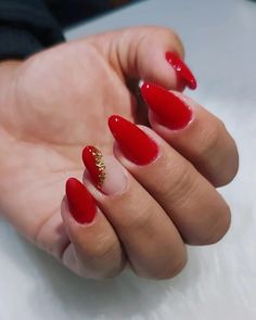 Unhas vermelhas decoradas com folha de ouro Studio Manicure, Cornrows Braids For Black Women, Natural Gel Nails, Gel Capsules, Manicure Nail Designs, Mehndi Designs Book, Wedding Nails Design, Easy Baking Recipes Desserts, Braids For Black Women