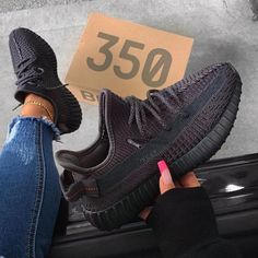 Yeezy Shoes Outfit, Yeezy 350 V2 Black, Yeezy Shoes Women, Yeezy Womens, Yeezy Black, Yeezy Fashion, Yeezy Outfit, Urban Shoes, Adidas Yeezy 350