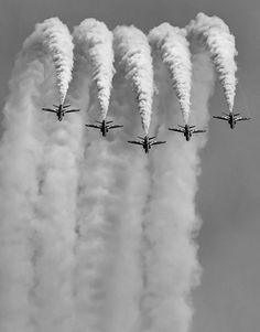 air show Raf Red Arrows, Planes Trains Automobiles, Flying High, Air Plane, Sky Art, Royal Air Force