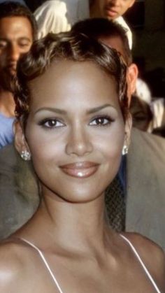 Halle Berry Blonde Hair, Halle Berry Pixie Haircut, Baddie Haircuts, Nia Long Short Hair, Feminine Pixie Cuts, Iconic Faces, 2000s Hair