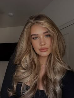 Fall Blowout Hair, Dark Blonde Hair Solid Color, Fall Light Blonde Hair, Hair Colour Cool Tone, Gold Dark Blonde Hair, Blonde Hair For Light Olive Skin, Italian Blonde Hair, Neutral Cool Hair Color, Susie Evans Hair