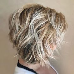 Short haircuts that are stop-you-in-your-tracks gorgeous Cream Blonde Hair, Line Bob Haircut, Balayage Bob, Hot Hair Colors, Short Layers