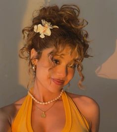 90s Natural Curly Hair, Hawaii Hairstyles Short Hair, Brown Curly Hair Hairstyles, Girls With Curly Hair Aesthetic, Wavy Hair With Flowers, Summer Outfits Curly Hair, Fairy Hairstyles Curly Hair, Flower In Curly Hair, 60s Curly Hairstyles