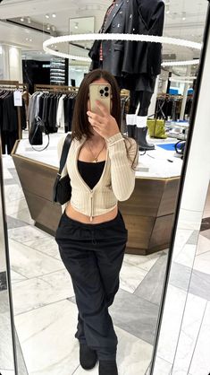 Women’s Basics Fashion, Stomach Covering Outfits, Cute Black Yoga Pants Outfits, Spring Outfits Black, Black Shirt Outfit Ideas, Grey Longsleeves Outfit, Pretty Outfits Spring, Black Baddie Outfits, Jeans And Tank Top Outfit