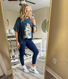 Style Nike Blazers, Tshirt And Leggings Outfit, Nike Leggings Outfit, Nike Blazers Women, Outfits With Nike Blazers, How To Style Nike Blazers, Hair Stylist Outfit, Leggings Outfit Spring, Blazers Women