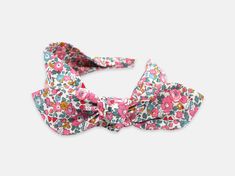 Designed for comfort and ease of wear, this women's side bow headband is the perfect way to add the finishing touch to your outfit. This playful design features a detachable bow, allowing you to create different looks with your headband. Handmade using the softest Liberty London Tana Lawn cotton, this headband is kind to the hair and protects from any tension breakage. Liberty London Betsy Ann E pink print 100% Liberty London Tana Lawn cotton Detachable bow and wide fabric base Flexible recyclab Summer Bow Headband, Summer Decorative Bow Headband, Adjustable Bow With Matching Headband For Spring, Adjustable Decorative Bow Hair Accessory For Summer, Adjustable Headband For Spring, Adjustable Hair Accessories With Decorative Bow For Summer, Casual Hair Accessories With Matching Headband For Spring, Casual Matching Headband Hair Accessories For Spring, Casual Spring Hair Accessories With Matching Headband