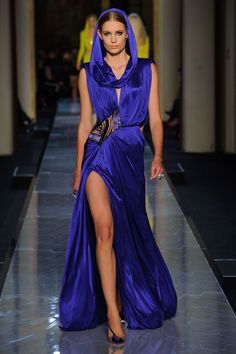 Versace Spring, Stunning Gowns, Couture Runway, Famous Fashion, Beautiful Gowns, Couture Dresses