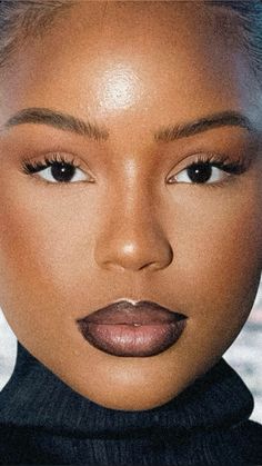 Fall Makeup Dark Skin, Sam Fine Makeup, 90s Black Woman Makeup, Brown Outline Lips, 90s Makeup Black Women, 90s Makeup Looks Black Women, 90s Makeup Trends, Teaira Walker, Outline Lips