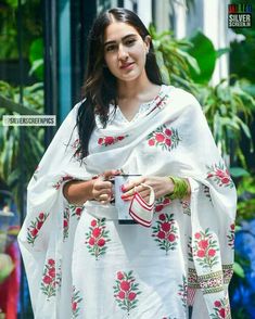 Casual Indian Fashion, Sara Ali Khan, Dress Indian Style, Ali Khan, Designer Dresses Indian, Bollywood Stars, Designer Suits, Indian Wear, Indian Fashion