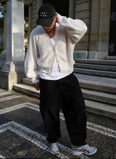 Cardigan Aesthetic Men, Street Style Aesthetic Men, Airport Men’s Style, Asics Outfit Men, Old Money Cardigan Outfit Men, Winter Fits Men Old Money, Airport Outfit Men, Men Cardigan Street Style, Men’s Winter Old Money Outfits