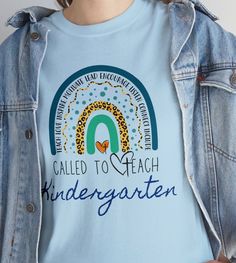 a woman wearing a t - shirt that says called to teach undergater