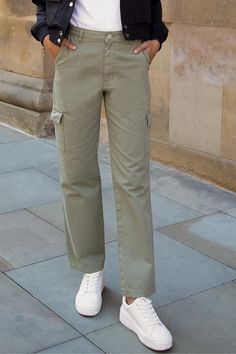 Elevate your everyday outfits with these straight leg cargo trousers from Threadbare, the perfect addition to your wardrobe. Regular fit with a button and zip fly, and a waistband with belt loops, these cargo pants have functional patch cargo pockets. Made from 100% cotton for that structured, utility detail, and finished with two side pockets and two back patch pockets for easy wear. Model Wears UK Size 8. Green Cargo Trousers, Evening Trousers, Womens Khakis, Outfits Petite, Green Cargo, Cargo Style, Cargo Pant, Cargo Pants Women, Cargo Trousers