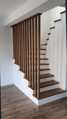 very nice for a house with white furniture Small Staircase Ideas, Wooden Staircase Design, Luxury Stairs, تحت الدرج, Interior Stair Railing, Small Staircase, Modern Stair Railing, Staircase Design Modern, Stairs Design Interior