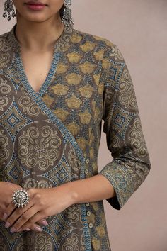 Cotan Kurta Design, Ajrkha Kurti, Printed Kurti Pattern, Collared Kurta For Women, Printed Kurta Patterns Latest, Kurta Cotton Designs, Angrakha Neck Design, Bagh Print Suits Design Latest, Ajrak Kurta Designs