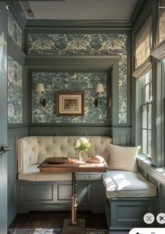 Dark Breakfast Nook, Sunroom Styling, Breakfast Nook Sitting Area, Small Home Interior, Small Breakfast Nook, Home Decor And Organization, Cozy Kitchen Nook, Cozy Kitchens, Breakfast Nook Ideas