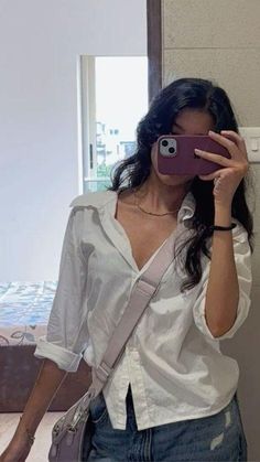 Mirror Click Poses, How To Click Mirror Selfie, Mirror Outfit Pics, Outfit Mirror Picture, Ootd Mirror Selfie, Stylish Outfits Casual, Casual College Outfits, 사진 촬영 포즈, Mirror Selfie Poses