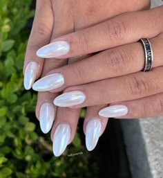 White Nails Crome, Chrome Nails Pale Skin, White Crome Nails Almond With Design, Opal White Nails, Round White Chrome Nails, Irredecent Nails White, White Chrome Nails Almond Shape, Holographic White Nails, White Nails With Blue Chrome