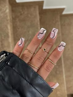 Black And White Biab Nails, Nail Ideas Rectangle, Short Swirl Nail Designs, Nail Design For Short Square Nails, Square Nail Designs Black And White, Short White Gel Nails With Design, Swirl Nail Designs Almond, Square Swirl Acrylic Nails, Blake And White Nails