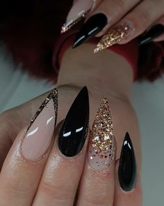 Black Wedding Nails, Black Nails With Glitter, Nails With Glitter, Wedding Nails Glitter, Gold Nail Designs, Gold Nail, Stiletto Nails Designs, Glam Nails, Fabulous Nails