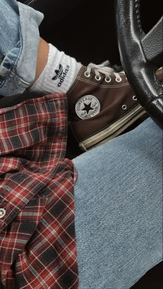 What To Wear With Flannels, Red And Brown Outfit Aesthetic, Fall Shoes Aesthetic, Vintage Flannel Aesthetic, Brown And Red Aesthetic, Red Brown Aesthetic, Brown Converse Aesthetic, Red Flannel Outfit Aesthetic, Fall Flannel Aesthetic