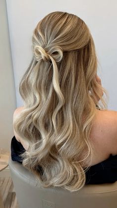 Christmas party half up hair bow hair idea fall bronde balayage Cute Hairstyles Braids, Holiday Party Hair, Party Hairstyle, Prom Hair Medium, Hairstyle Blonde, Easy Hairstyles For Thick Hair, Bronde Balayage