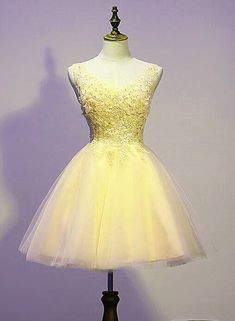 Lovely Tulle Yellow V-neckline Short Party Dress with Applique, Short – BeMyBridesmaid Forest Quinceanera, Yellow Quince, Champagne Quince, Quinceanera Theme, Dress With Applique, Hoco Inspo, Tulle Homecoming Dress, Quince Ideas, Color Rush