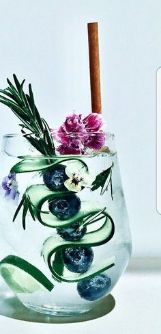 Garnished gin and tonic - turning a simple classic drink into a party centrepiece Resep Koktail, Wedding Drinks, Fancy Drinks, Long Drink, God Mat, Läcker Mat, Snacks Für Party