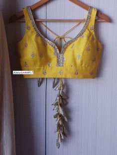 Blouse Front Deep Neck Design, Haldi Blouse Pattern, Trending Sleeveless Blouse Designs, Blause Desine Latest Sleeveless, Sleeveless Choli Blouse Designs, Sleeveless Blouse Embroidery Designs, Sleeveless Blouse Work Designs, Sleeveless Embroidered Blouse, Yellow Sleeveless Blouse