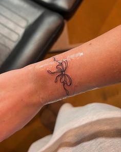 Bow Above Knee Tattoo, Bow On Wrist Tattoo, Bow Bracelet Tattoo, Croquette Aesthetic Tattoo, Bow Wrist Tattoo, Thigh Bow Tattoo, Croquette Tattoo, Hello Kitty Bow Tattoo, Coquette Tattoo Ideas