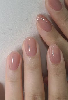 DIY: Recreate The Viral Milky Nails Trend At Home And On A Budget! Check more at https://raky.in/diy-recreate-the-viral-milky-nails-trend-at-home-and-on-a-budget/ Nail Inspo Round Nails, Short Neutral Summer Nails, Dainty French Manicure, Round Nude Acrylic Nails, Simple Bridesmaid Nails, Natural Gel Manicure, Poly Nails, Europe Nails, Nails 23