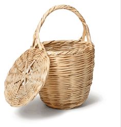 a wicker basket with lid and handle is shown on a white background, it's empty