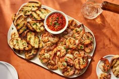 grilled shrimp with garlic bread and tomato sauce