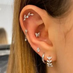 Ear Piercings Feminine, Curated Ear Piercing Mixed Metals, Ear Piercing Ideas Aesthetic Silver, Ear Percinings, Ear Piercings Design, Flat Ear Piercing, Flat Helix Piercing, Ear Designs, Minimalist Ear Piercings