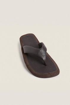 COMFORTABLE LEATHER SANDALS - Brown | ZARA United States Vacation Leather Slippers With Leather Footbed, Leather Flat Footbed Sandals For Vacation, Leather Flip Flops For Summer With Open Heel, Leather Summer Flip Flops With Open Heel, Leather Flip Flops For Summer, Modern Leather Slingback Sandals With Textured Footbed, Leather Toe Ring Sandals With Rubber Sole For Vacation, Modern Leather Flip Flops For Vacation, Leather Toe Ring Sandals With Flat Heel For Summer