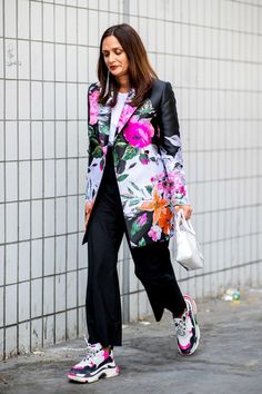 Floral Blazer Outfit, Sneaker Trend, Sneakers Fashion Outfits, Street Style Edgy, Moda Chic, Summer Outfit Ideas, Looks Street Style, Eclectic Fashion, Trending Sneakers