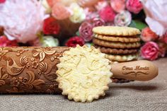 Flower Engraving, Mother Gifts Wedding, Decorating Wedding, Cookie Decoration, Dough Ornaments, Wedding Gifts For Friends, Cookies Pastry